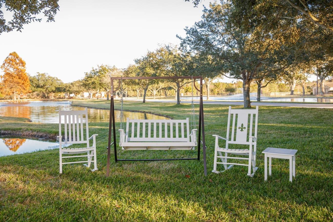 heartland-white-porch-swing-637.jpg